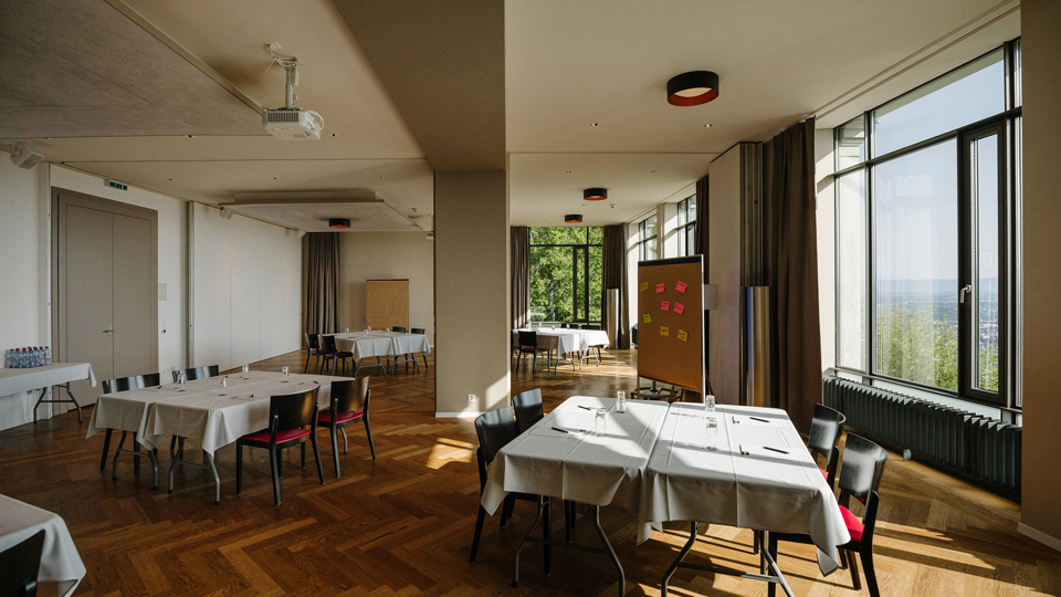 Die beiden Räume Ussicht und Wytsicht vorbereitet für einen Workshop mit Aussicht über Bern.