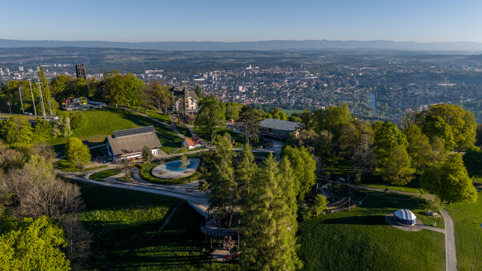 Der Spielpark auf dem Gurten und dahinter die Stadtsicht