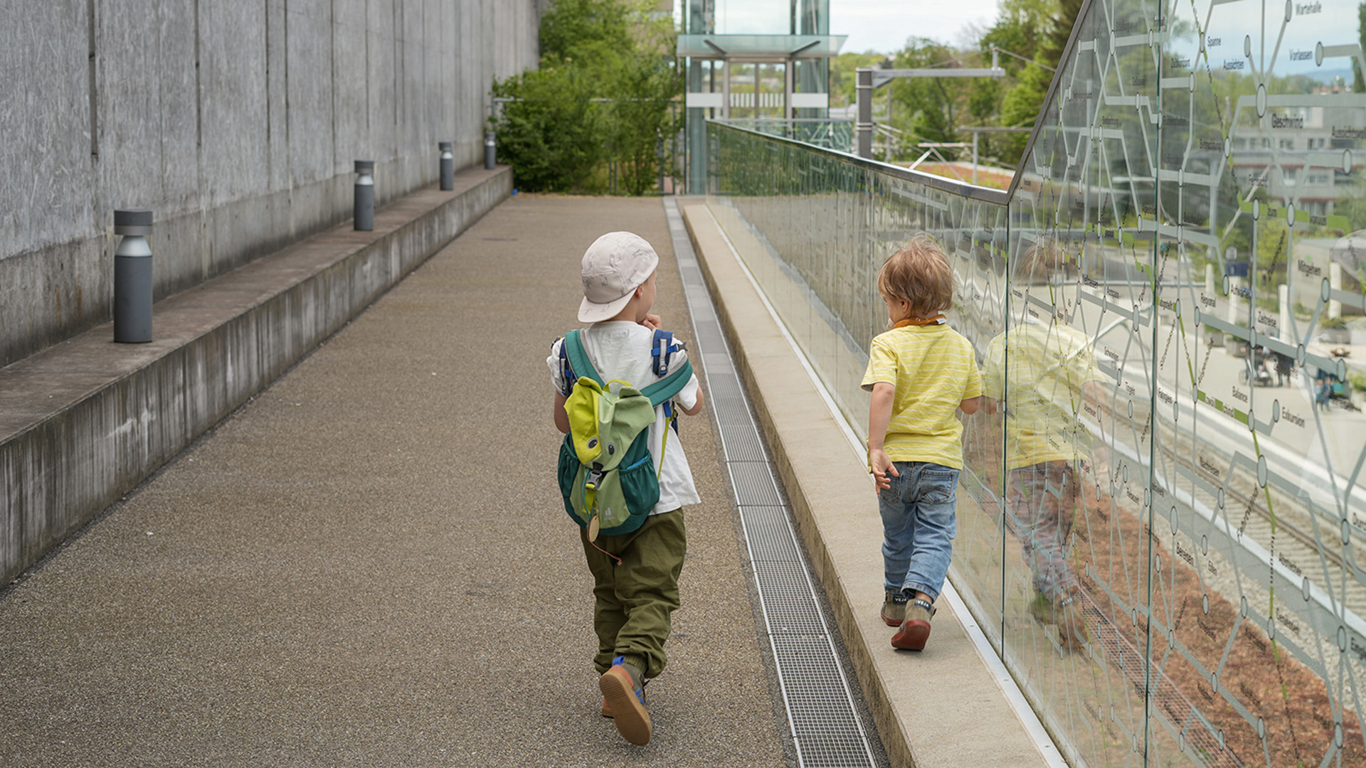 Zwei kleine Jungs am Bahnhof in Wabern.