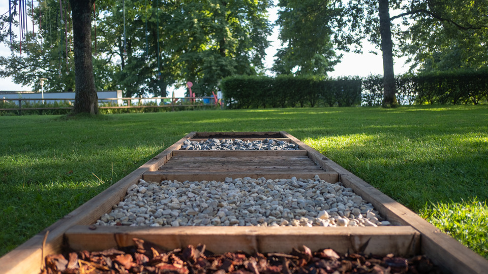 Ein Barfusspfad auf der Wiese vom Park.