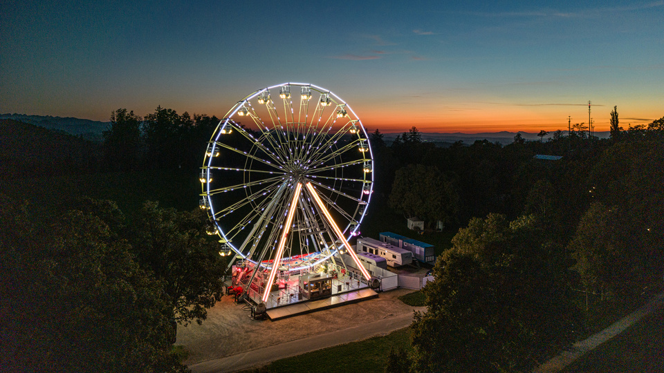 Das beleuchtete Riesenrad auf dem Gurten bei Nacht
