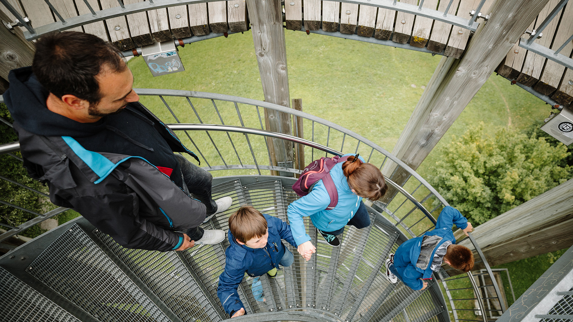Familie geht von Aussichtturm runter