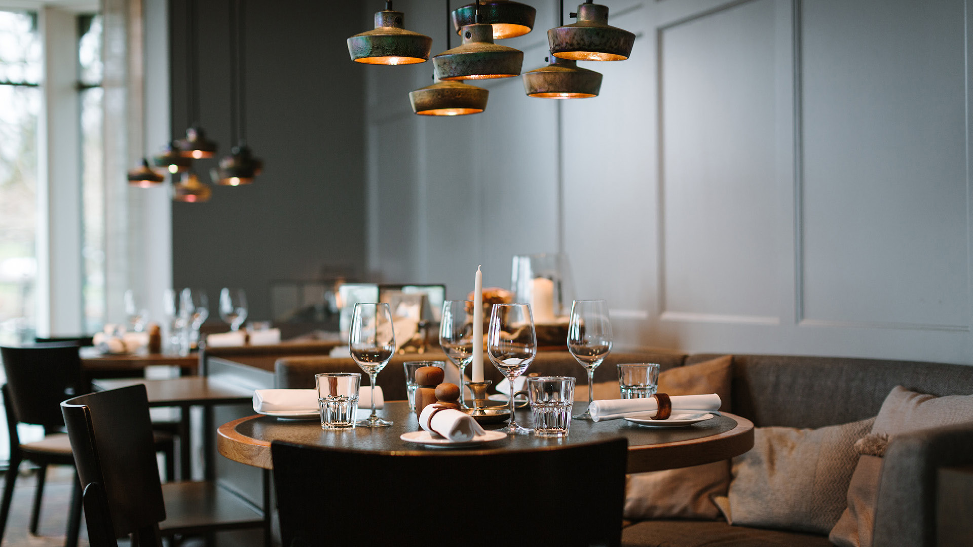 Gedeckter runder Tisch im À-la-carte-Restaurant Gurtners