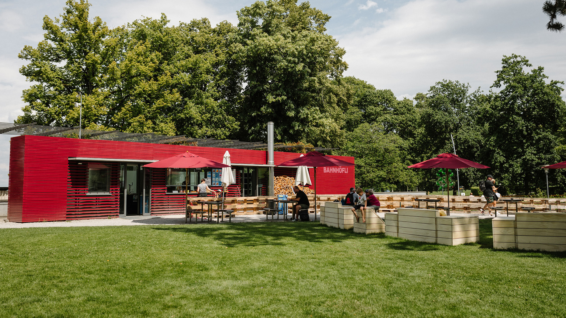 Der rot angemalte Take-away Stand Bahnhöfli