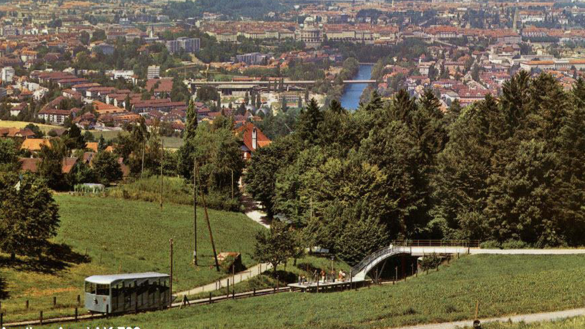 Altes Farbfoto der damaligen Gurtenbahn mit Aussicht über die Stadt und die Aare
