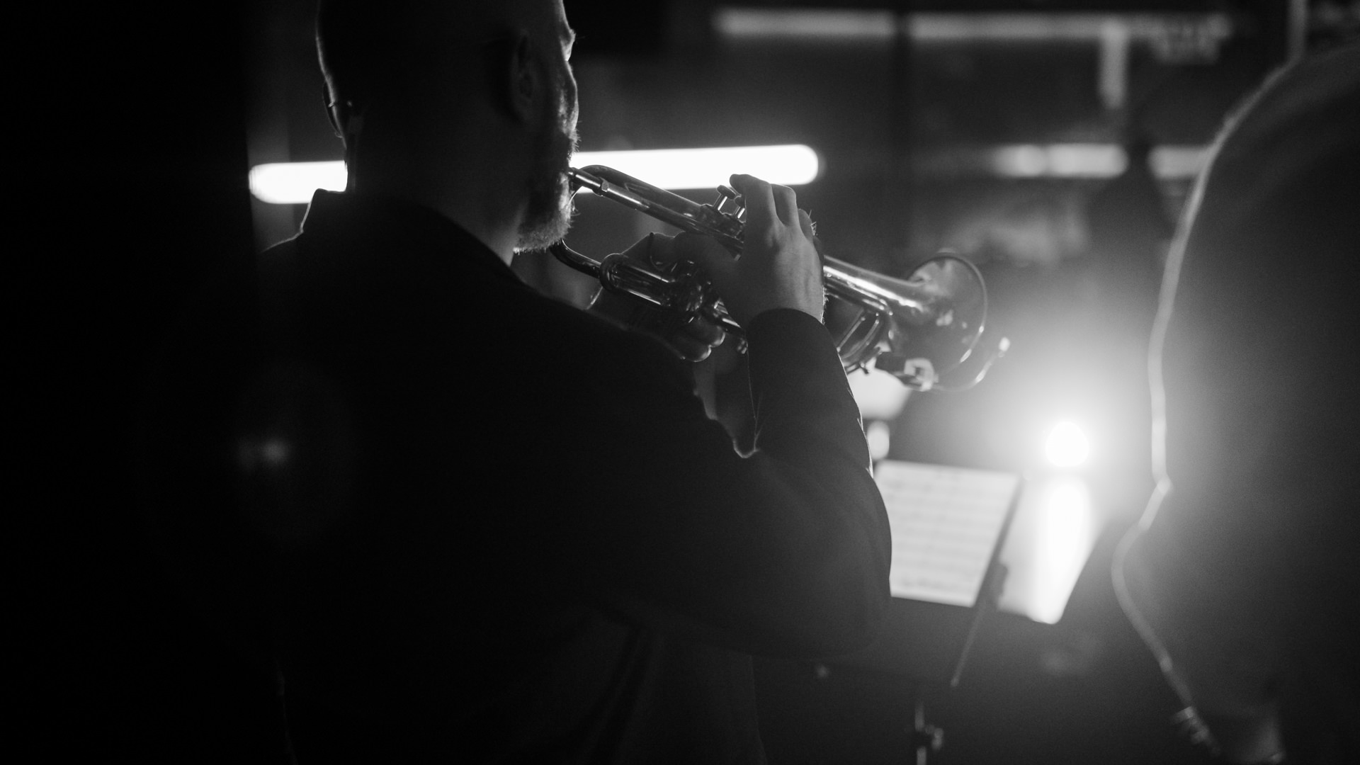 Schwarz-weiss Foto eines Saxophonisten von hinten