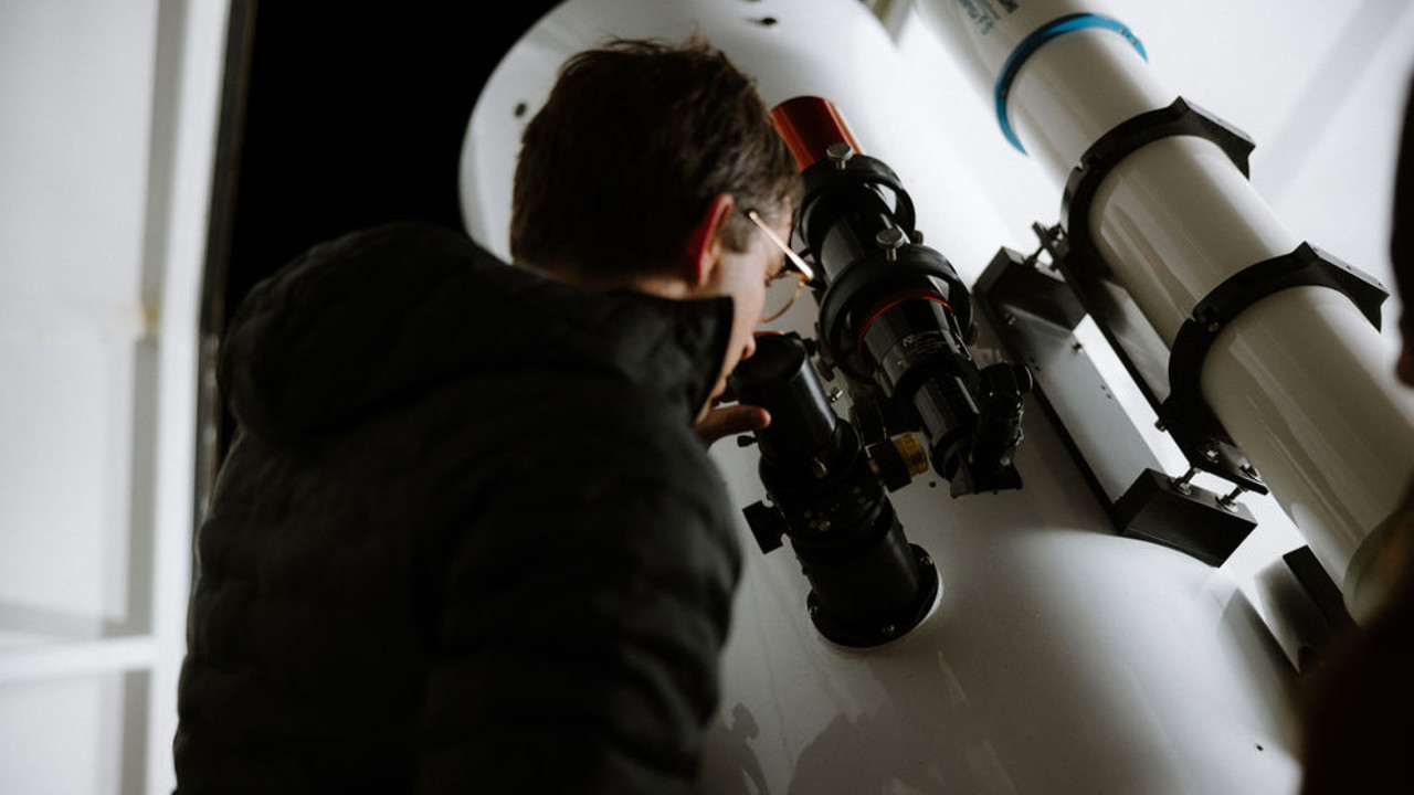 Un expert regardant à travers le télescope.