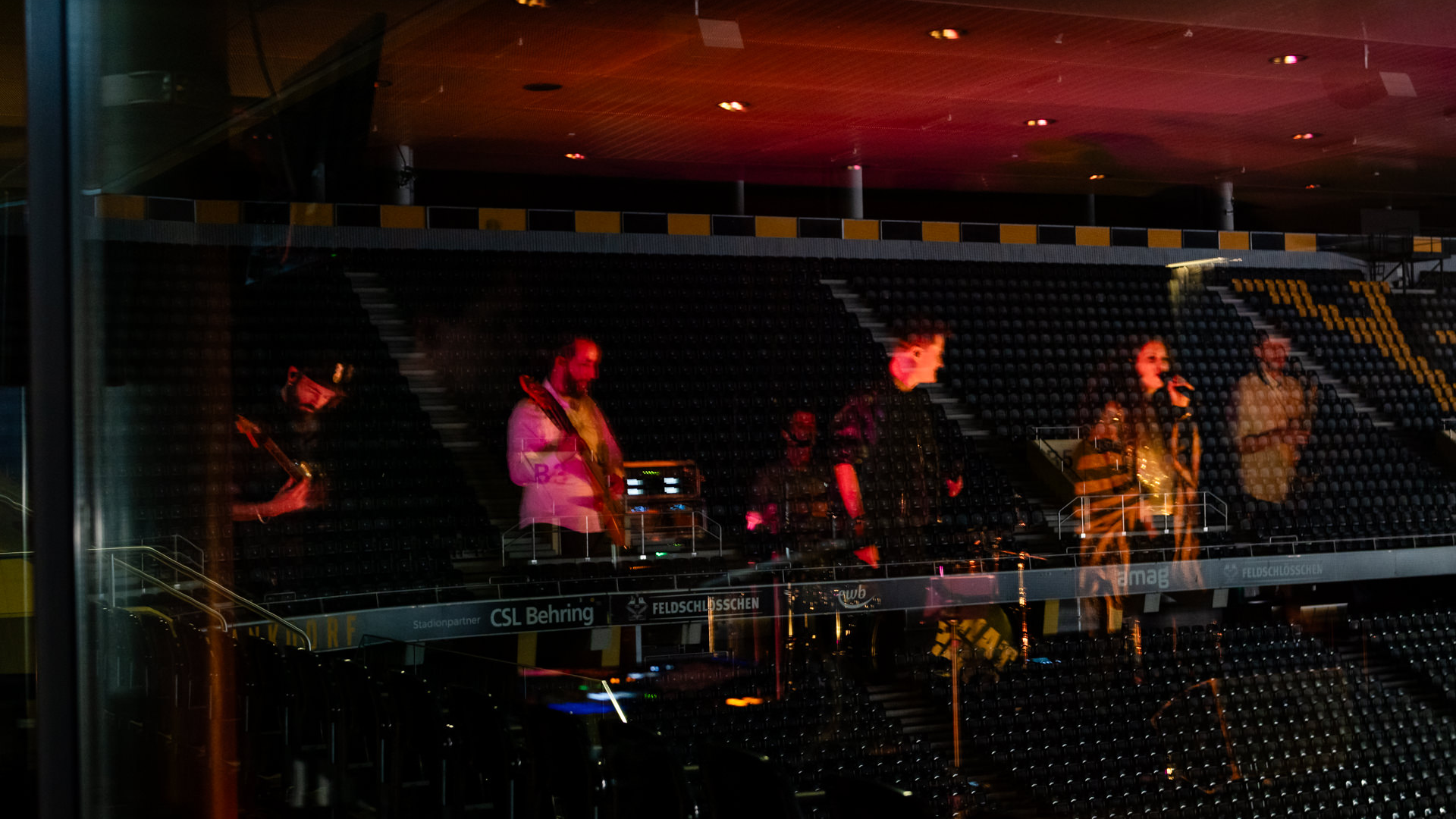 Foto eines Projektion einer Band vor den Zuschauerrängen im Wankdorfstadion
