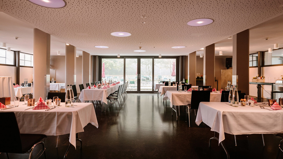 Das Erdgeschoss der Eventlocation Schüür mit gedeckten Tischen für den Schüür-Brunch.