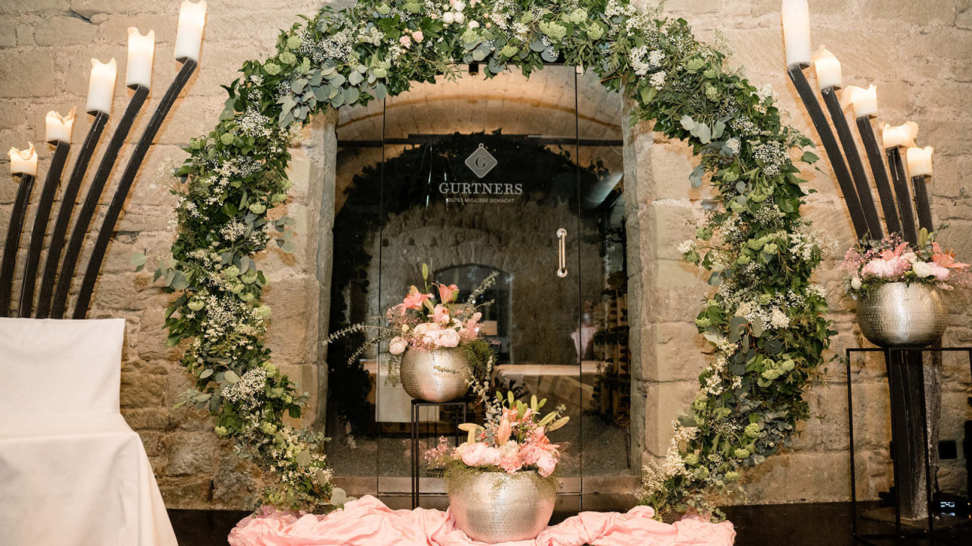 Der Eingang vom Weinkeller geschmückt für eine Hochzeit.