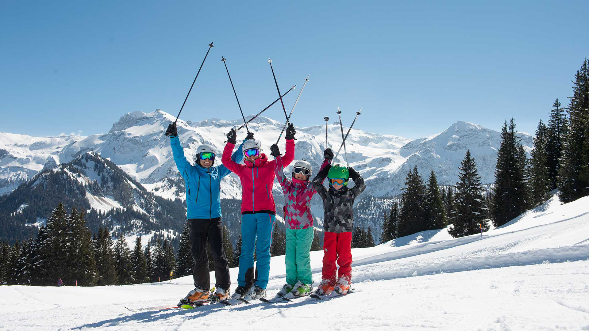 Eltern und zwei Kinder am Ski fahren am Betelberg