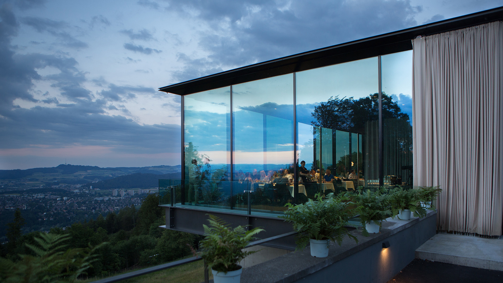 Die Eventlokalität Pavillon mit Abendstimmung im Hintergrund