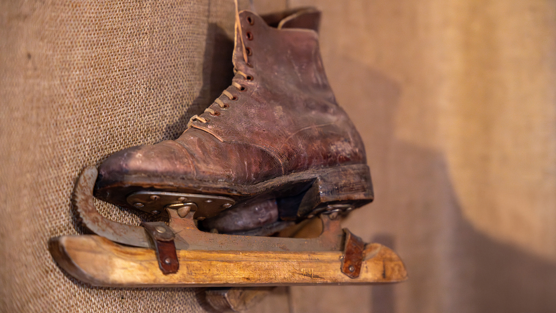 Alte Schlittschuhe als Dekoration im Winterdörfli