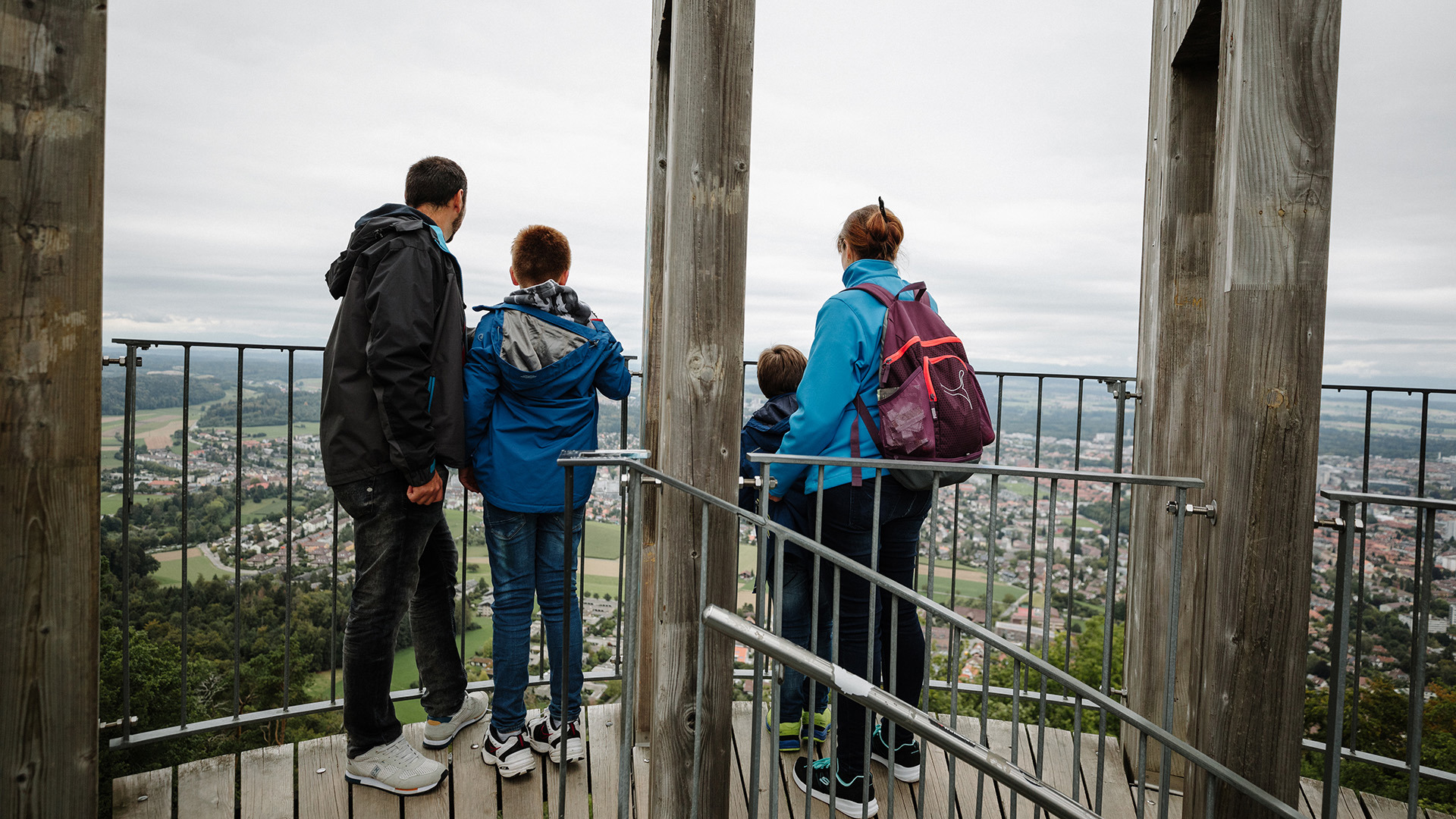 Familie geniesset Aussicht von Aussichtsturm