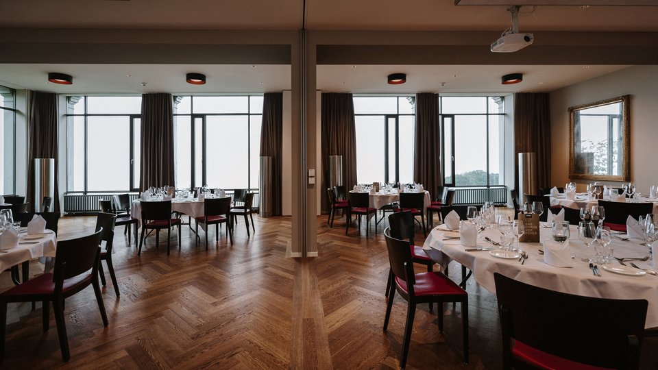 Die Räume Ussicht und Wytsicht mit gedeckten Tischen für einen Anlass.