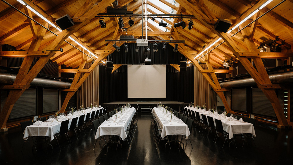 Die Eventlocation Schüür ist festlich gedeckt.