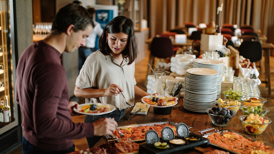 Ein Paar bedient sich am Buffet beim Gurtners Sunntigsbrunch.