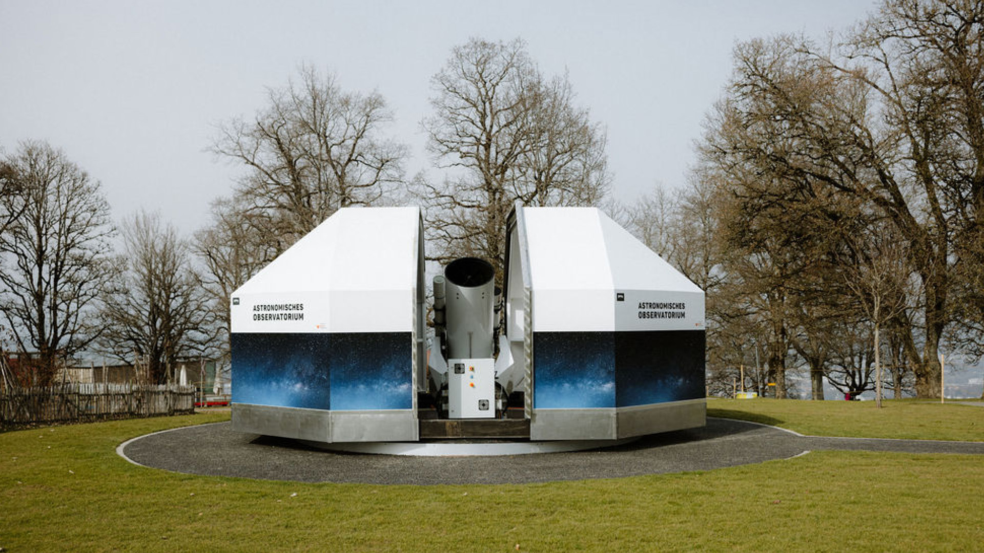 Die geöffnete Sternwarte des Gurten bei Tag.