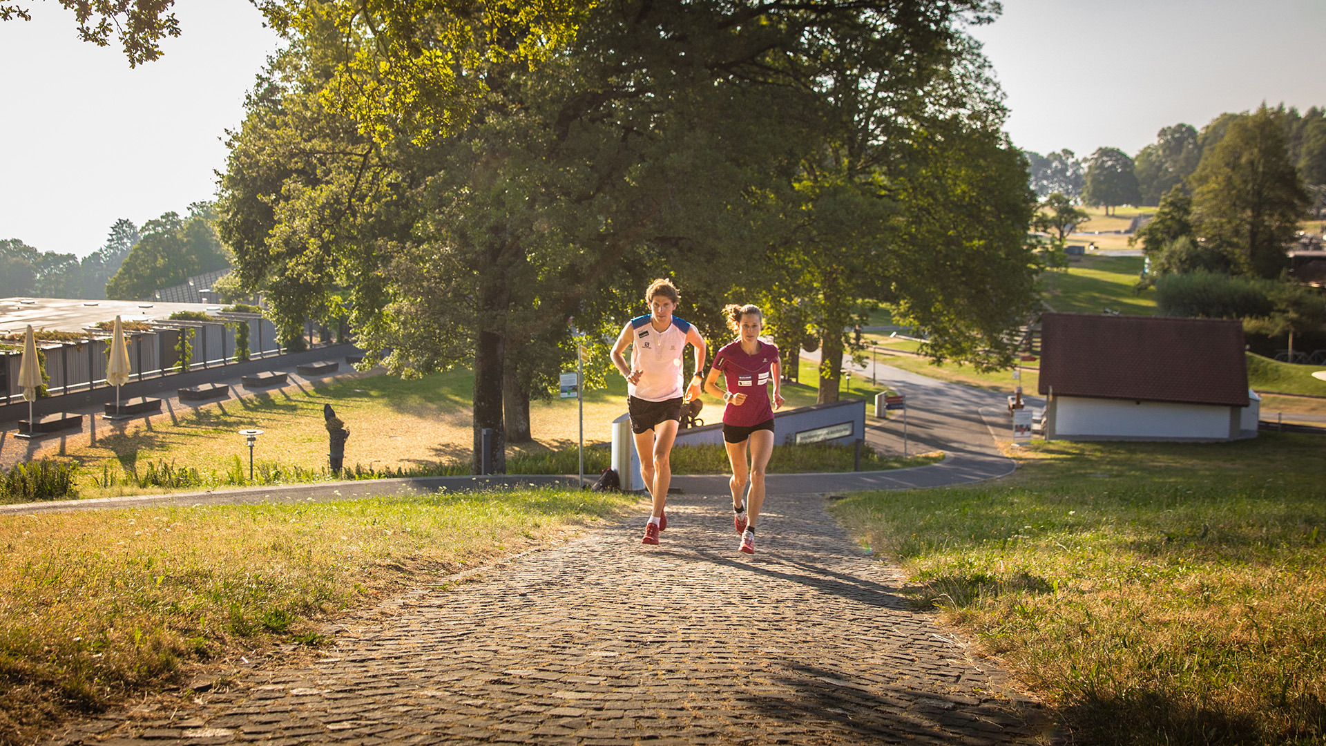 Ein Mann und ein Frau am joggen