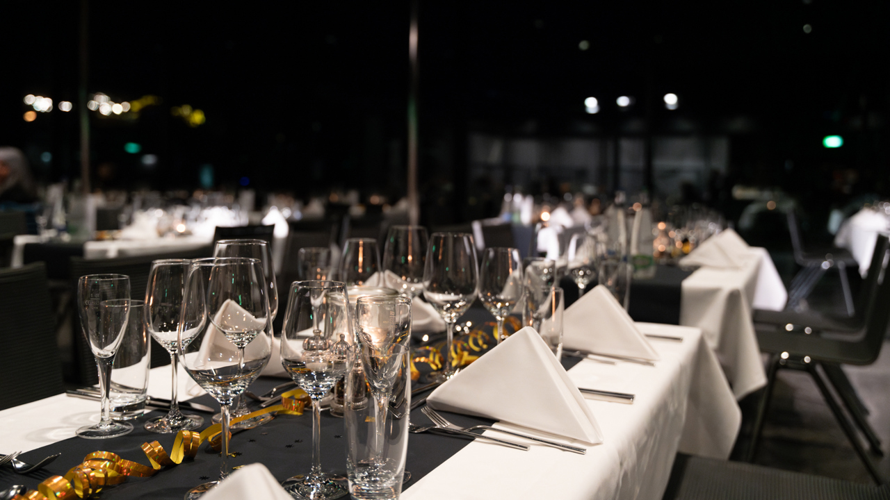 Festlich gedeckter  Tisch im Pavillon