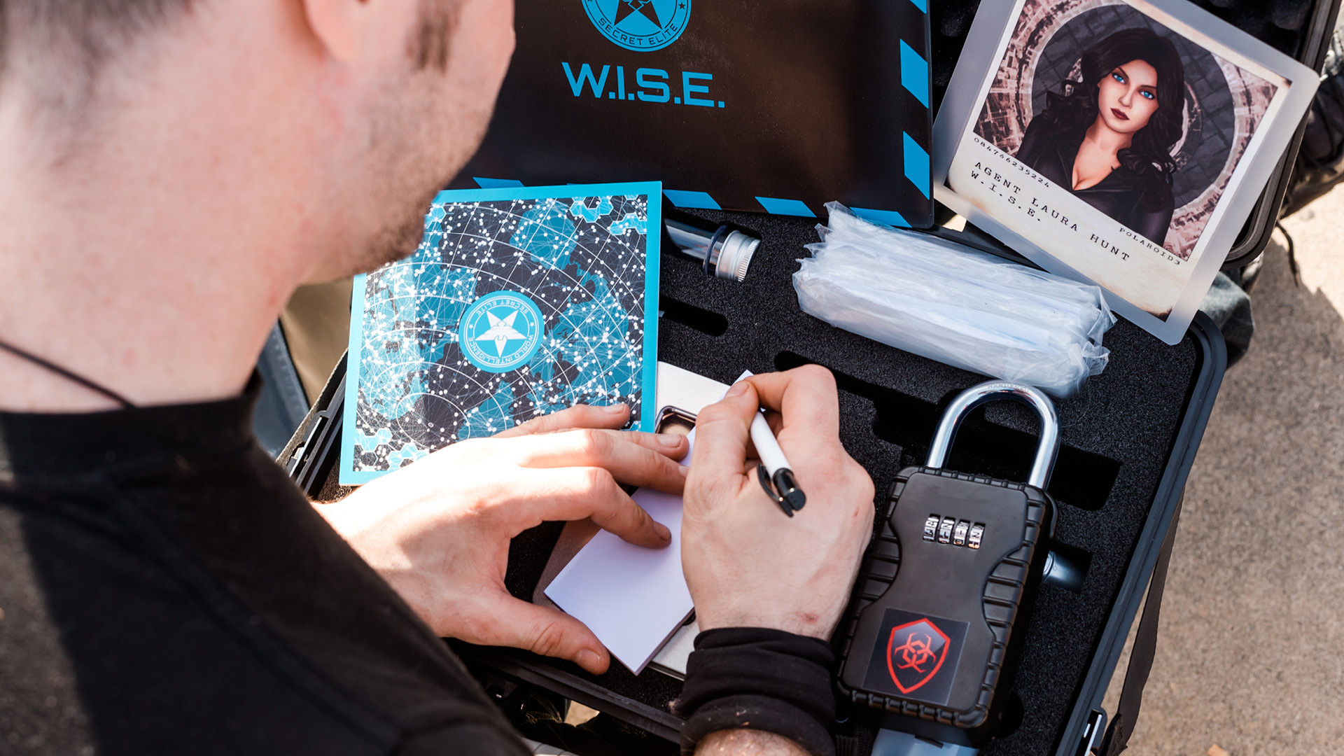 Mann mit Koffer voller Rätsel