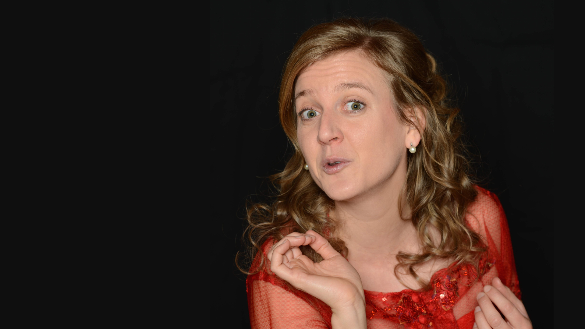 Theaterfrau mit schwarzem Hintergrund