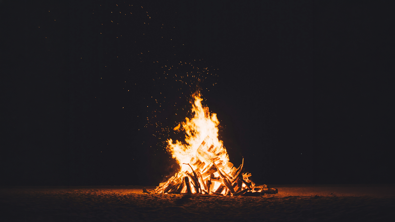 Höhenfeuer in der Nacht
