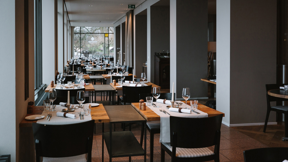 Tische an einer langen Fensterfront mit Sicht auf die Bern im Restaurant Gurtners