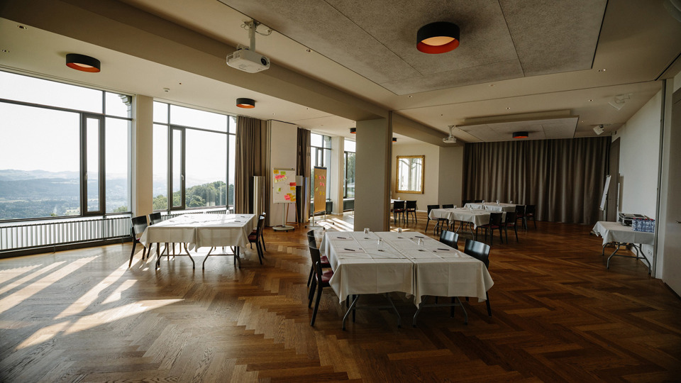 Die beiden Räume Ussicht und Wytsicht vorbereitet für einen Workshop mit Aussicht über Bern.