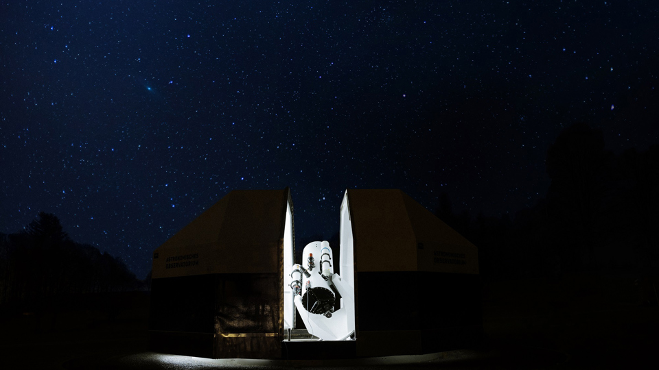 Das Teleskop der Sternwarte auf dem Gurten mit Sicht in den Nachthimmel.
