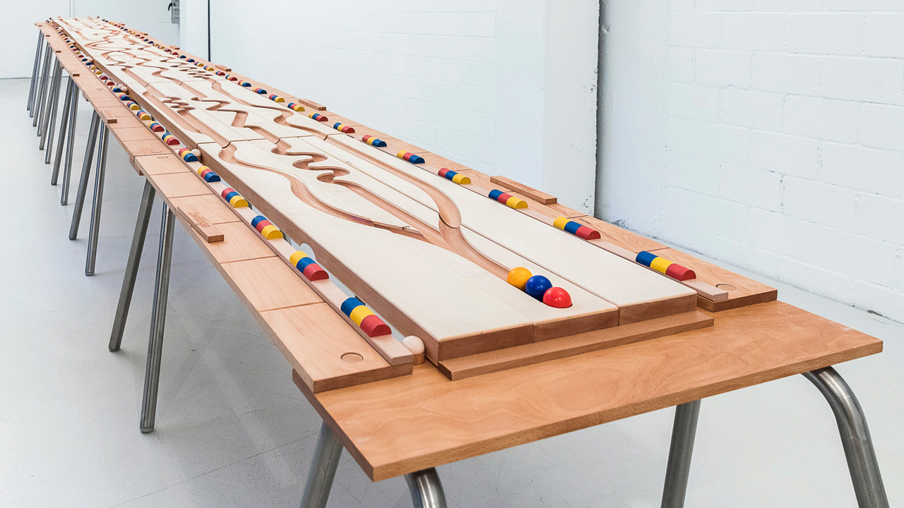 Holzspielbahn mit bunten Kugeln