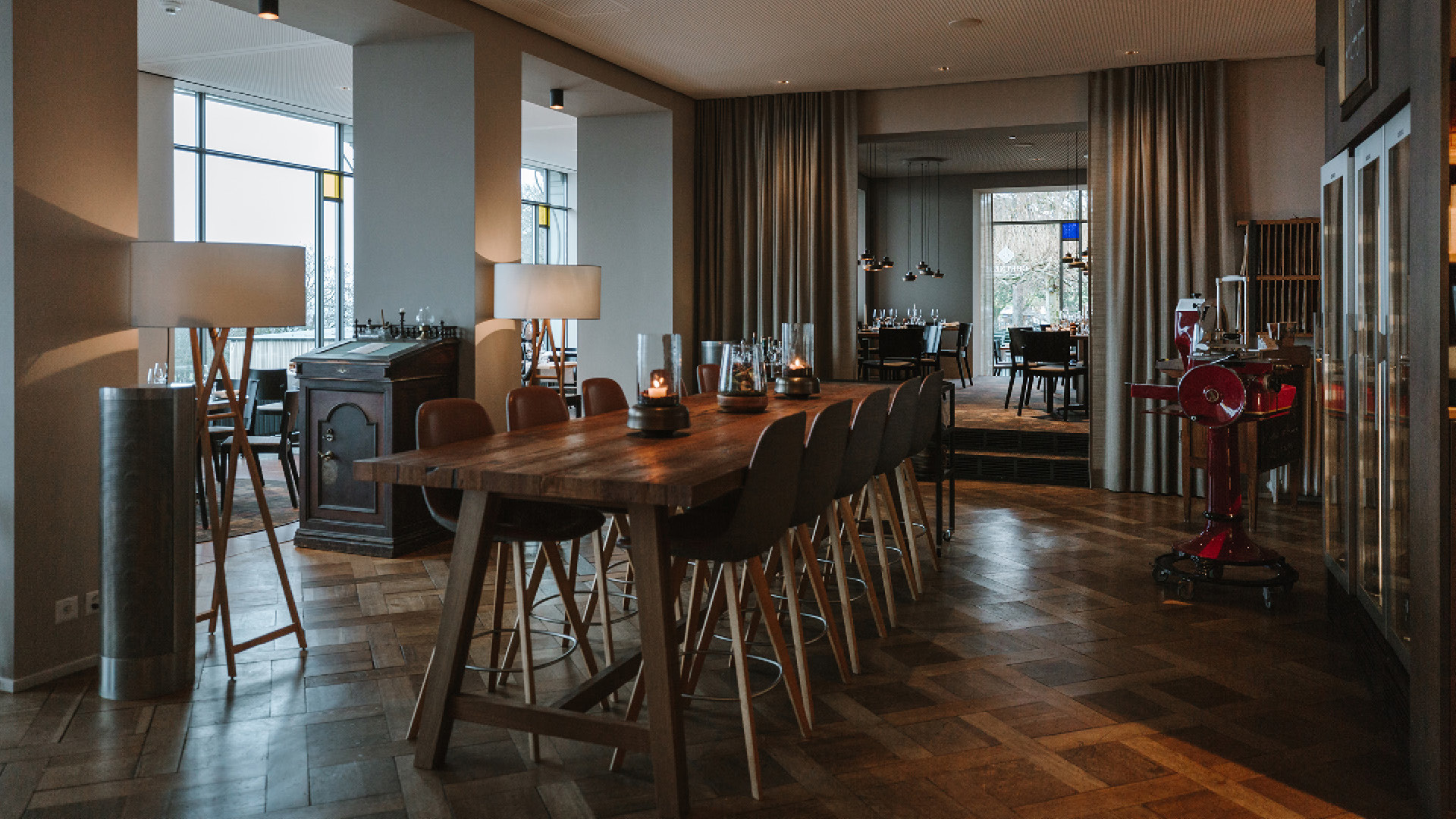 Der Chuchitisch im Restaurant Gurtners. zusehen ist auch das Stübli und eine rote Berckel Fleischschneide-Maschine.