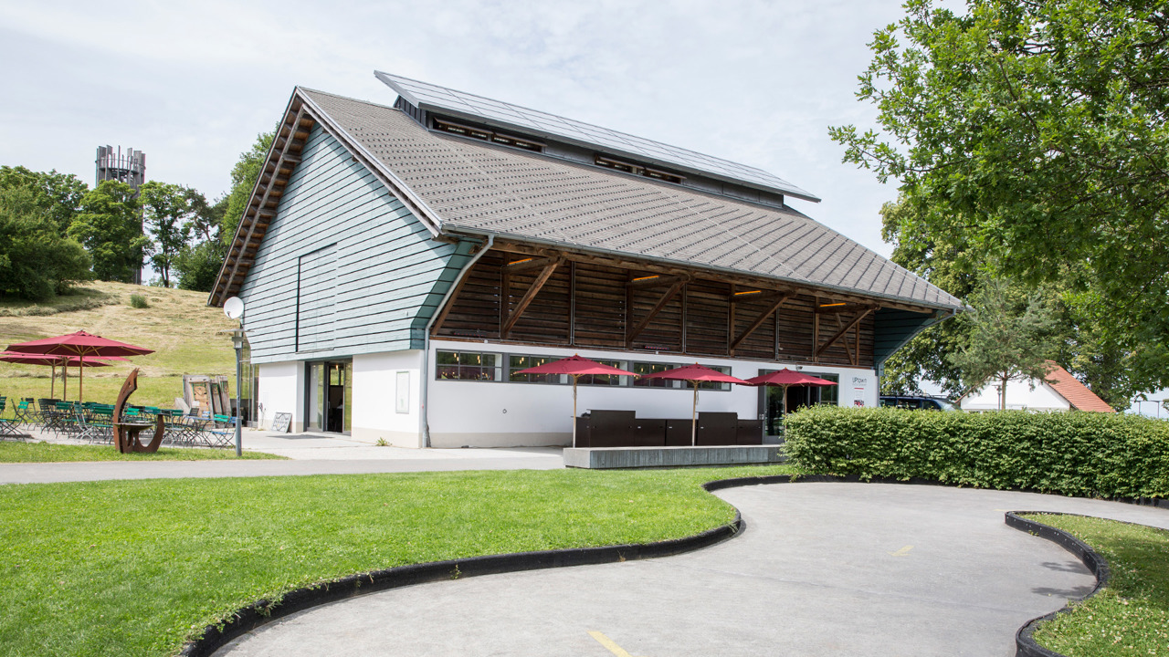 Die Evenlokalität Schüür mit der Kids Car Bahn vorne dran.