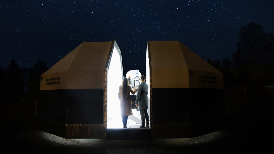 Ein Mann und eine Frau in der Gurten-Sternwarte bei Nacht.