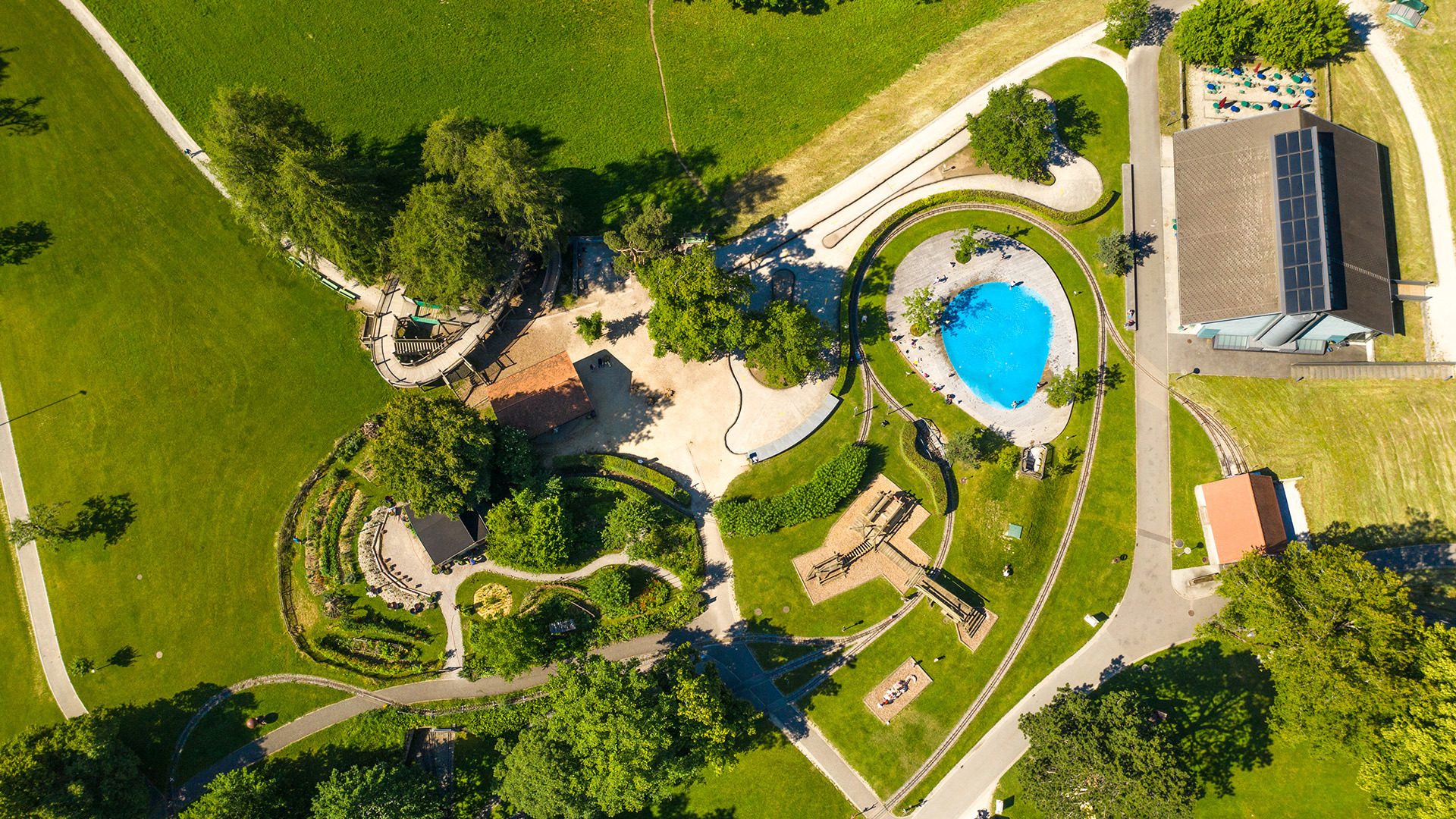 Spielpark auf Gurten aus Vogelperspektive