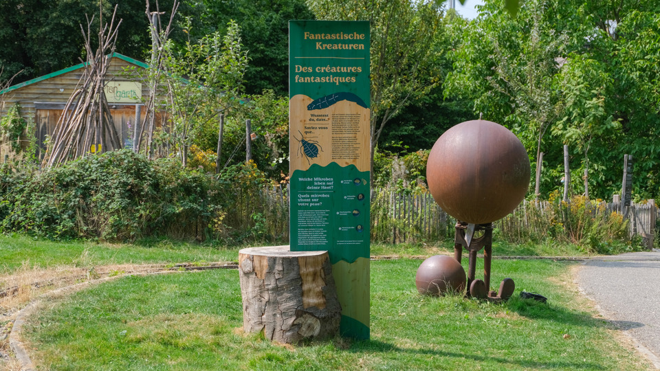 Eine Station vom Erlebnisweg «Natur. Und du?» mit dem Gurtengärtli im Hintergrund.