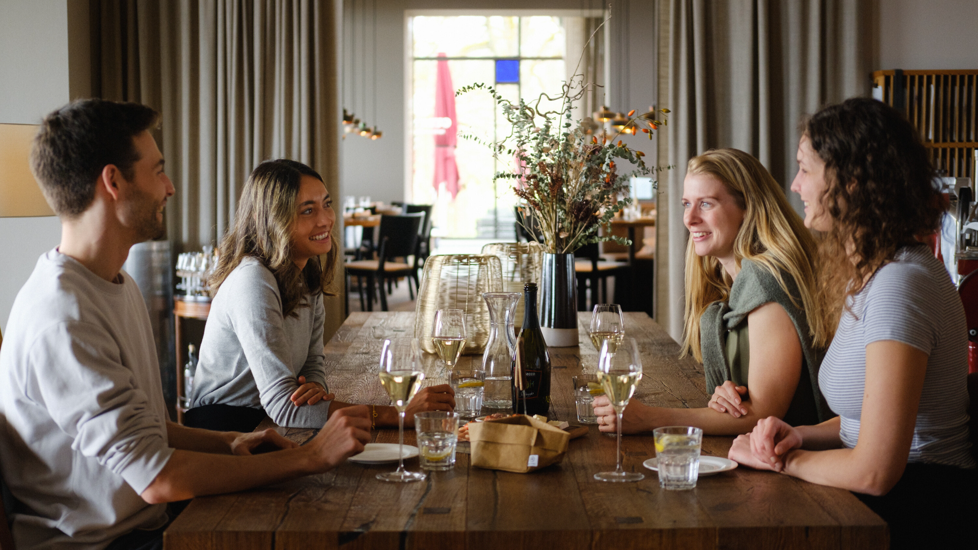 Freunde beim gemeinsamen Apéro-Treffen im Restaurant Gurtners