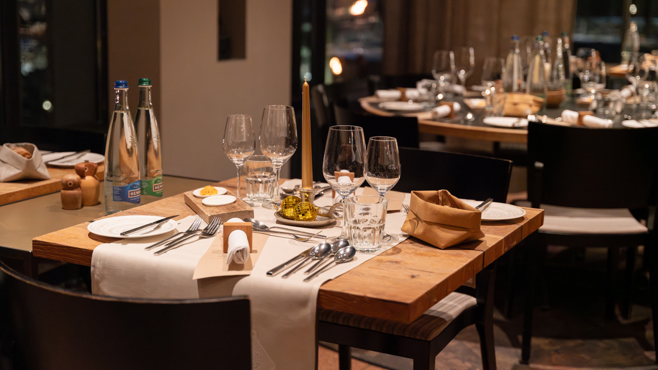 Festlich gedeckter Zweiertisch im Restaurant Gurtners