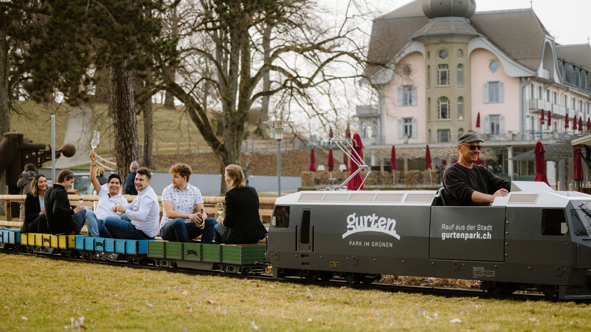 Fahrt auf Kleineisenbahn mit Apéro