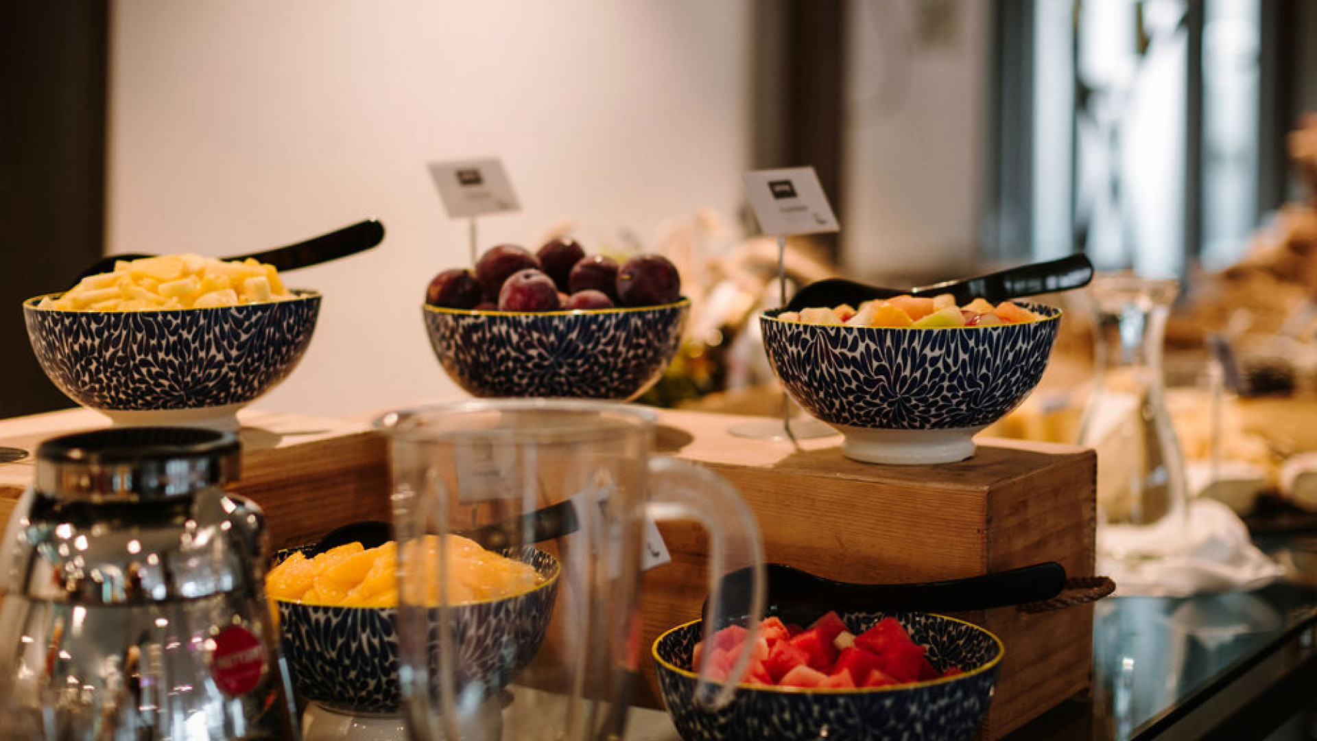 Das Frühstücksbuffet beim Yoga Brunch. Mehrere kleine Schüsseln mit Früchten sind zu sehen.