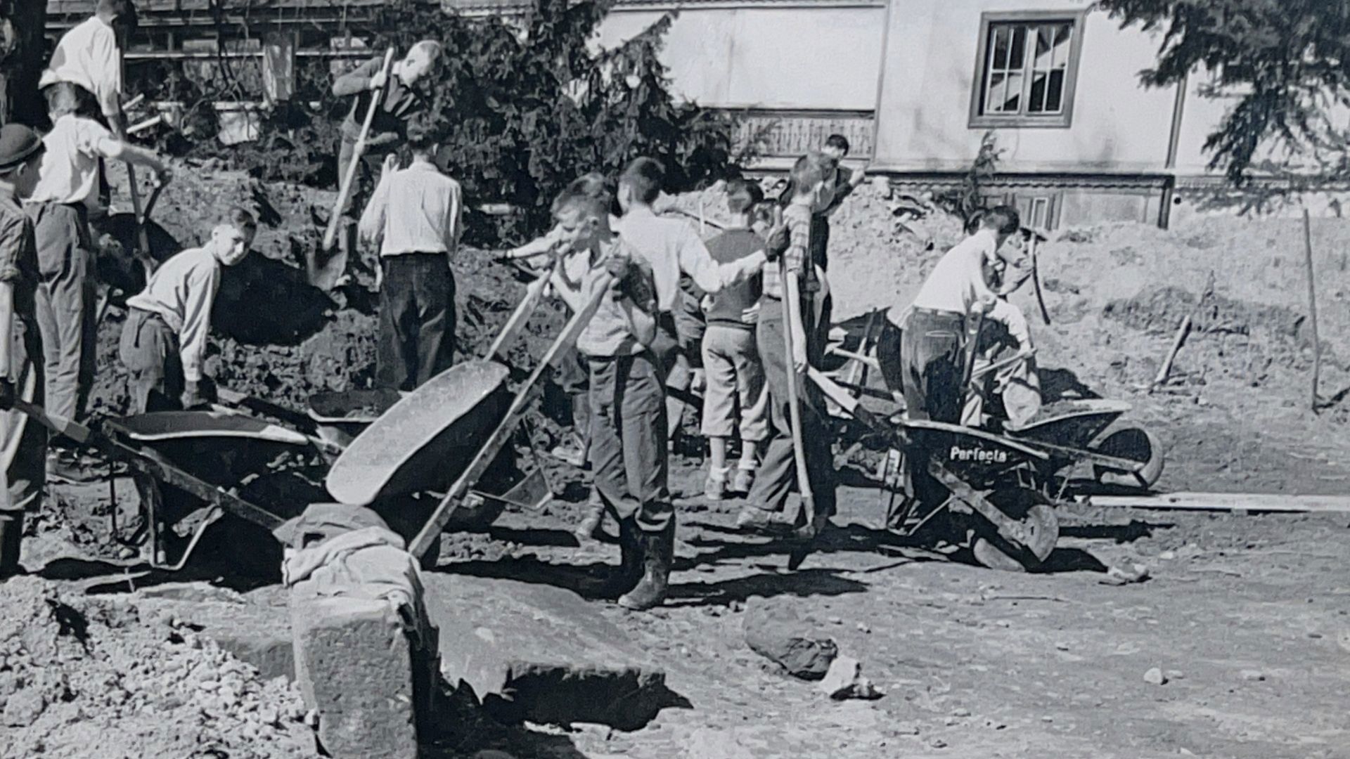 Die Jungs und Männer bringen die Überreste weg.