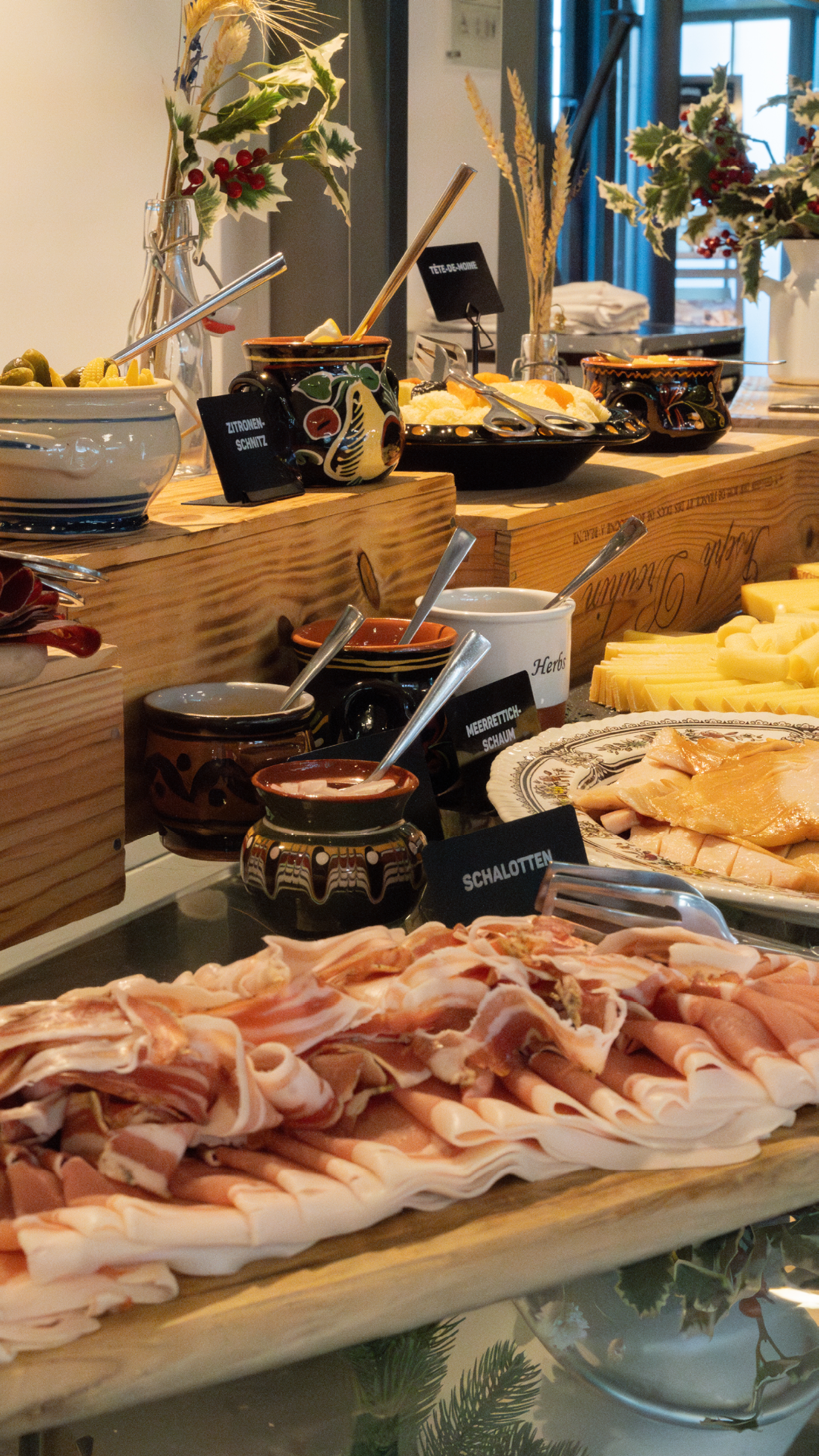 Fleisch- und Käseplatte im Bauernhofstil beim Schüürbrunchbuffet