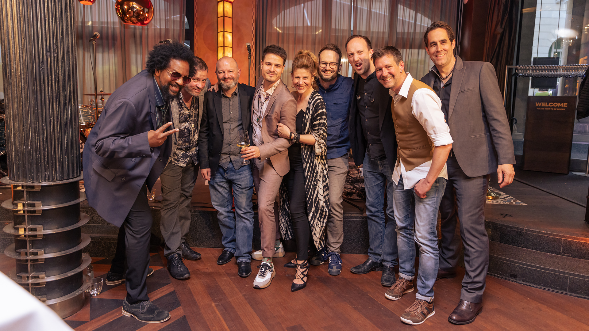 Die Künstler:innen von Take This auf einem Gruppenfoto