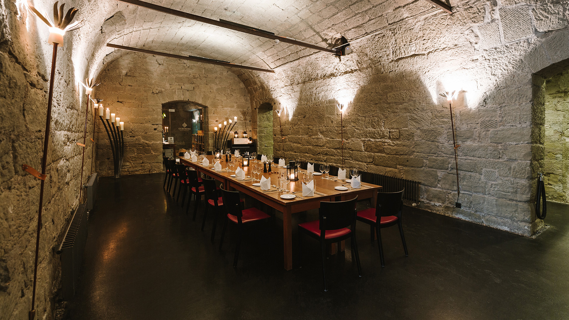 Festlich gedeckter Blocktisch im Gewölbekeller