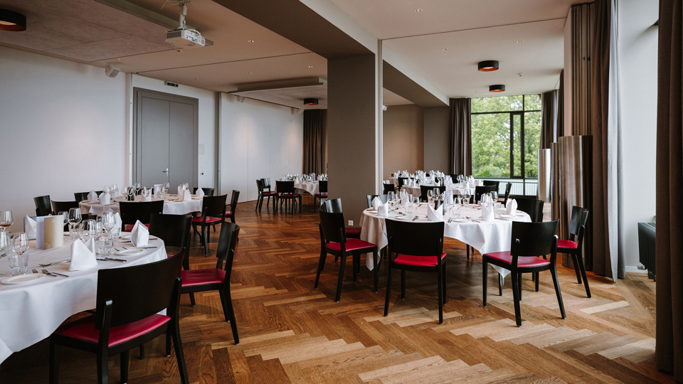 Die Räume Ussicht und Wytsicht mit gedeckten Tischen für einen Anlass.