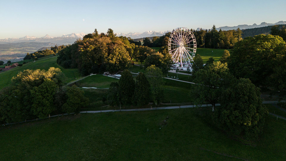 Das Riesenrad bei Herbststimmung aus der Vogelperspektive