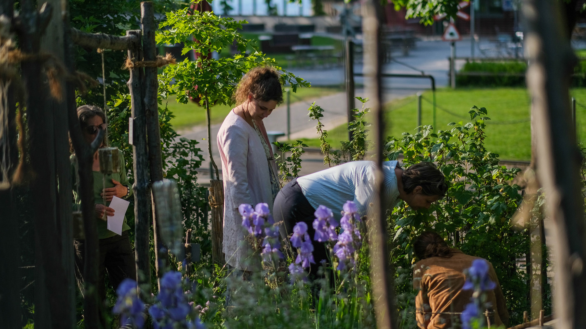 Mehrere Personen die das Gurtengärtli von innen anschauen.