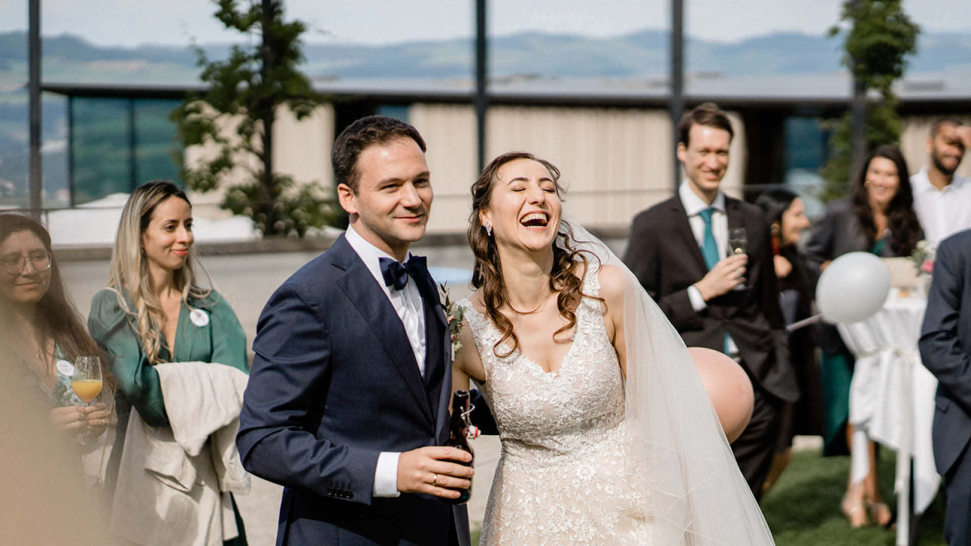 Ein Hochzeitspaar lässt sich auf der Wiese fotografieren.