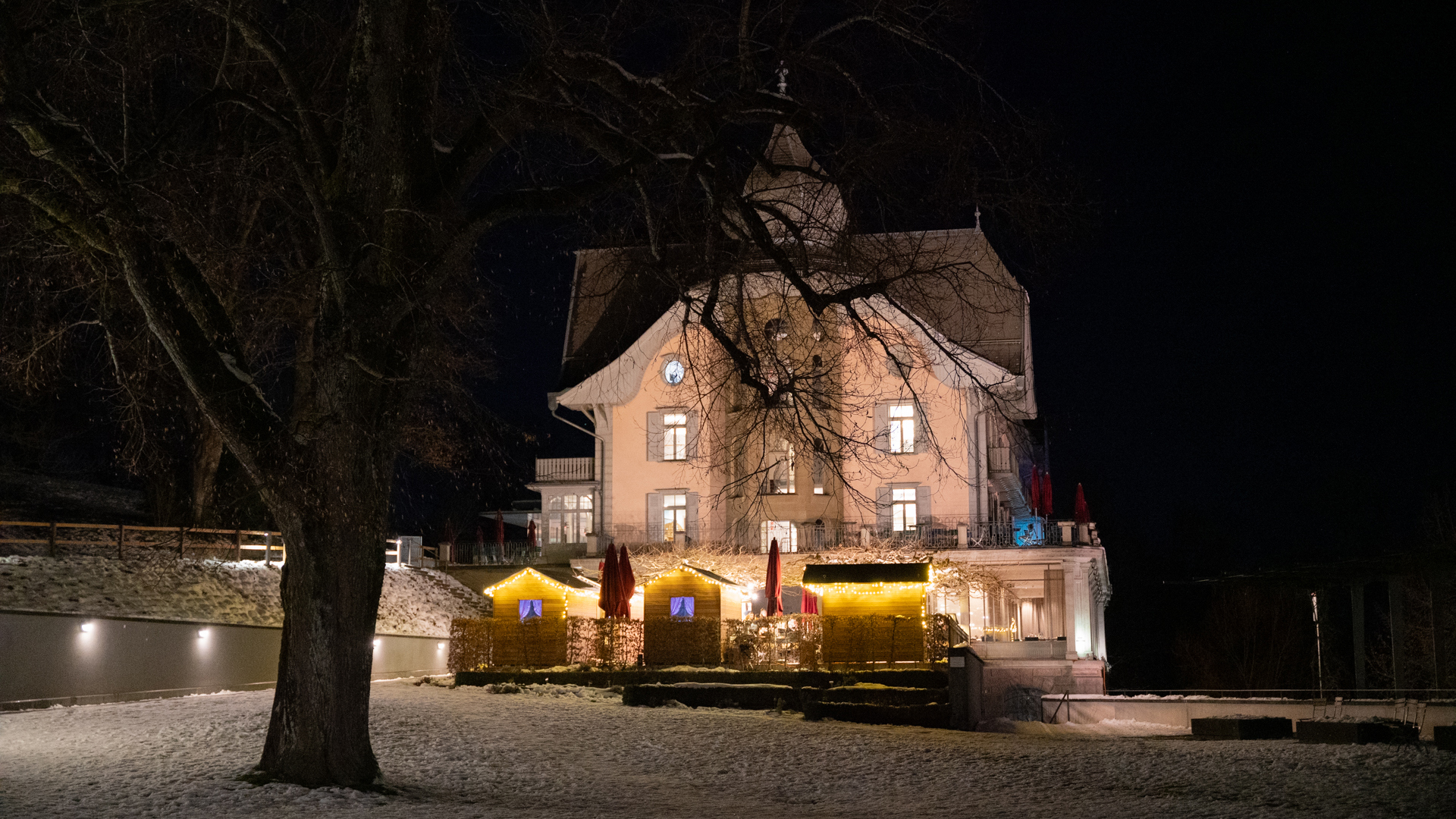 Das Kulm-Gebäude bei Nacht mit Schnee