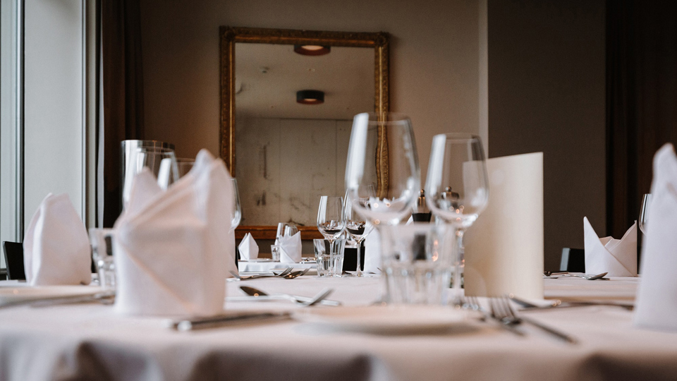 Ein gedeckter Tisch im zusammengeschlossenen Raum Ussicht und Wytsicht